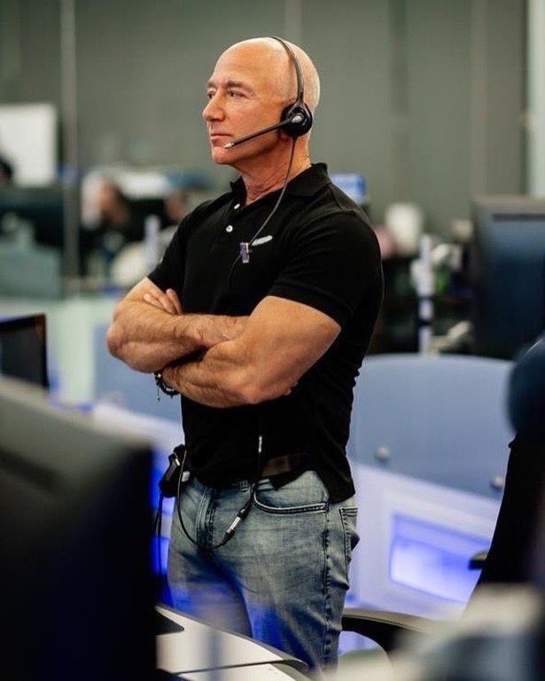pintleinjector's tweet photo. Bezos gives me hope that it’ll be possible to do all the things I wanna do in life and still always find time to hit the gym https://t.co/ix896Sm5XZ