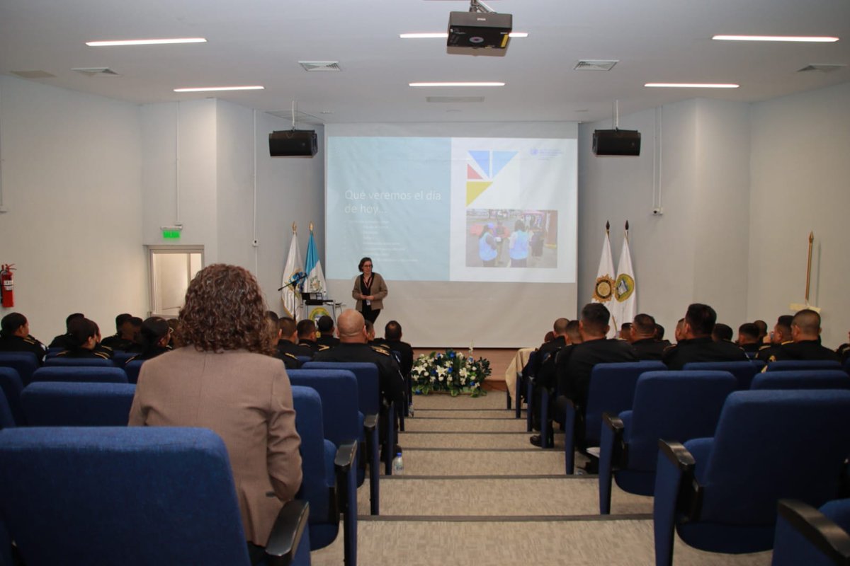PNCdeGuatemala's tweet photo. En la Escuela de Especialidades de Policía #EEPOL, zona 6 se inauguró el curso Formación de Fuerzas Especiales de Policía en Estándares Internacionales de Derechos Humanos, impartido para mandos y personal de las #FEP. https://t.co/ItKqxJFDpv