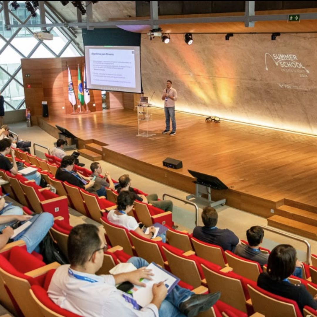 #DicadeEvento - De 21 a 24 de janeiro, acontece o Summer School on Data Science 2025, evento que promoverá imersão em Ciência de Dados, com tendências, aprofundamento de conhecimentos técnicos e conexões globais, com realização da FGV EMAp e apoio da #FAPERJ.