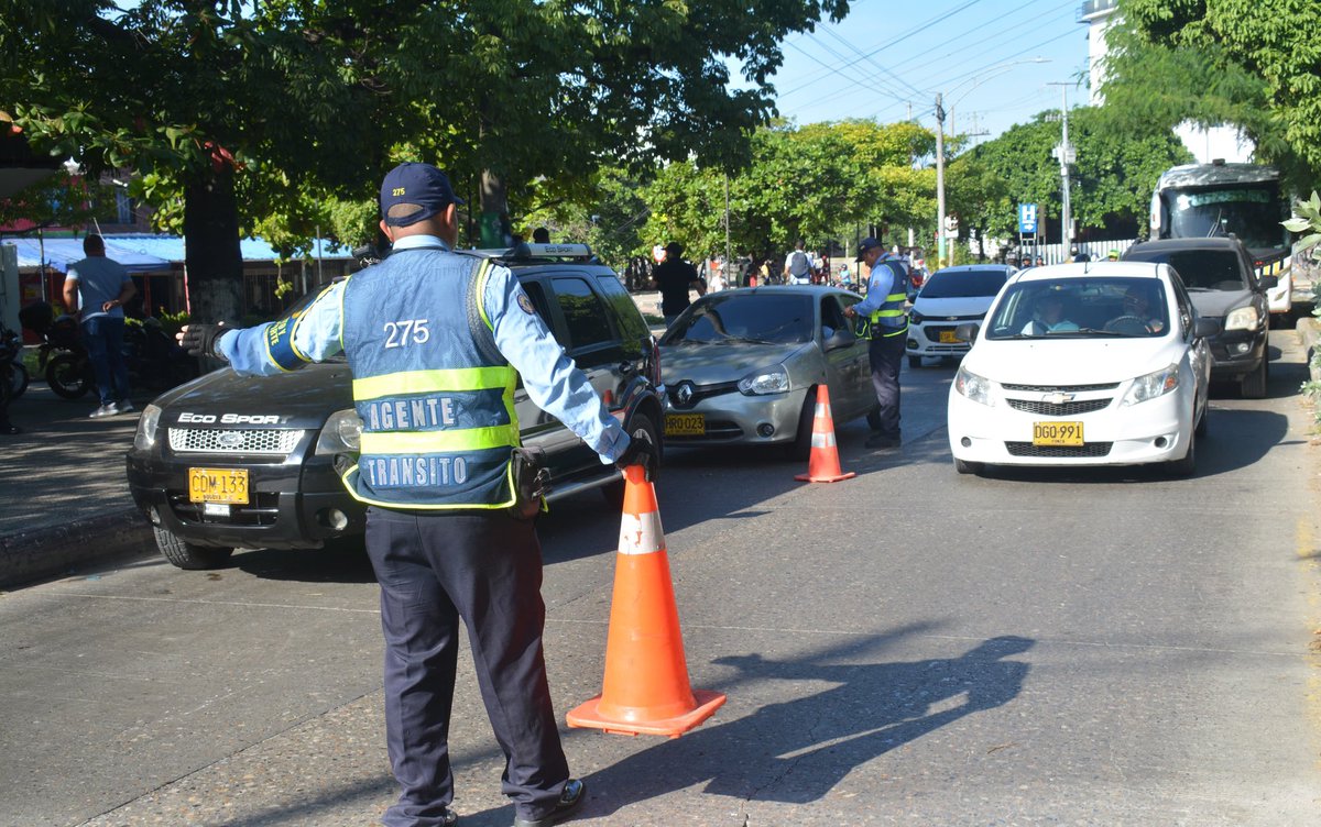 DATT_Cgena's tweet photo. Dos vehículos inmovilizados por pico y placa y técnico mecánica, 15 comparendos y 6 motocicletas inmovilizadas por diferentes infracciones, fue el resultado del operativo de control y verificación de documentos que realizó el DATT a la altura del CAI en San Pedro. #ControlVial https://t.co/xNKhMN2JTF
