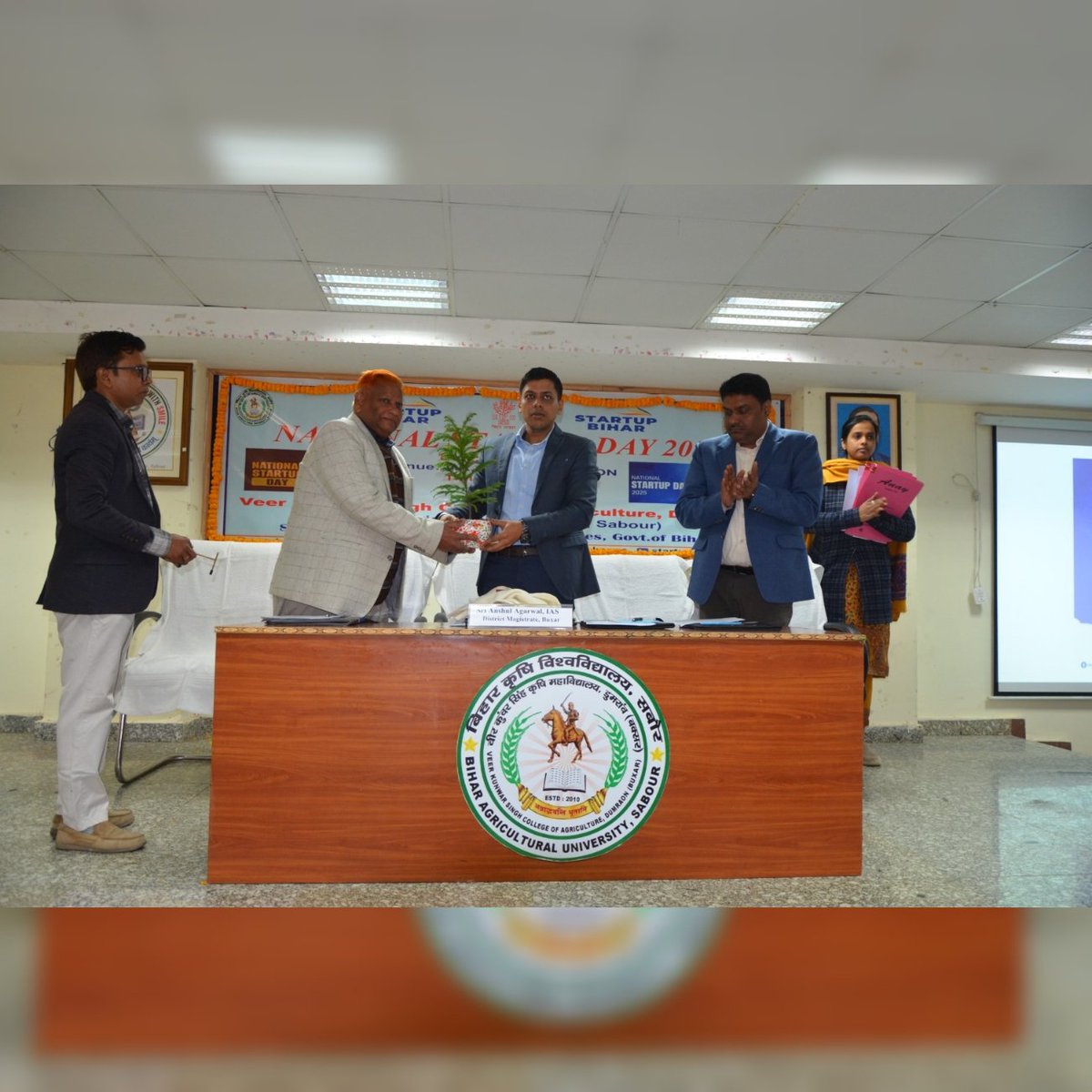 startupcellVKS's tweet photo. Celebrating #NationalStartupDay2025 at Veer Kunwar Singh College of Agriculture, Dumraon! Thanks to DM Buxar Shri Anshul Agarwal, SDM Dumraon Rakesh Kumar &amp; BDO Dumraon Sandeep Kr Pandey for gracing the event! #StartupIndia #Innovation

Organised by StartupCell VKSCOA https://t.co/rBBBAvZD0a