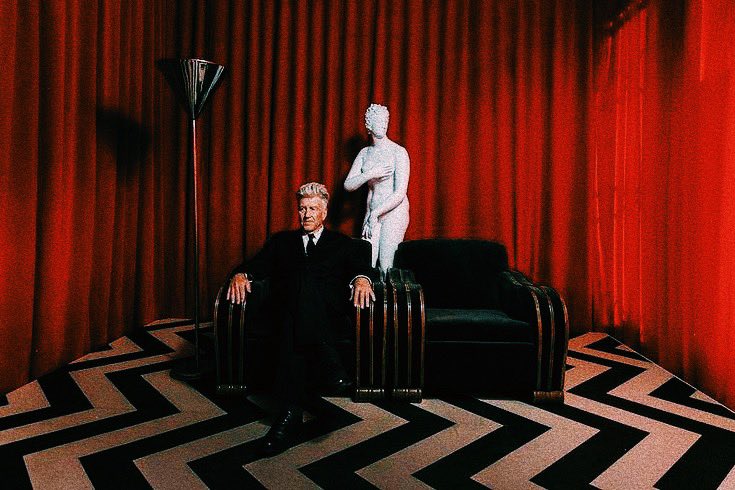 pagusrendon's tweet photo. Dicen las redes que, a sus 78 años, David Lynch ha fallecido esta mañana. Me gusta imaginar un final más propio de él: montado sobre un gran caballo blanco, tirado por un gigante, Lynch emprendió su último viaje y ahora nos mira detrás de la cortina roja. https://t.co/wamtM4Nwrd
