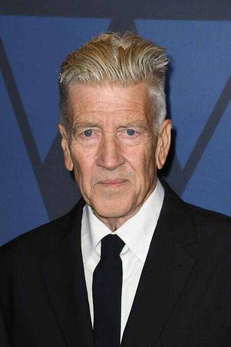 Filmaffinity's tweet photo. Fallece el gran David Lynch a los 78 años. Director y guionista de clásicos como El hombre elefante, Carretera perdida, Mulholland Drive o Terciopelo azul, entre otros, además de cocreador de la icónica Twin Peaks https://t.co/genUjoJzeV https://t.co/QCGokEt0Ny