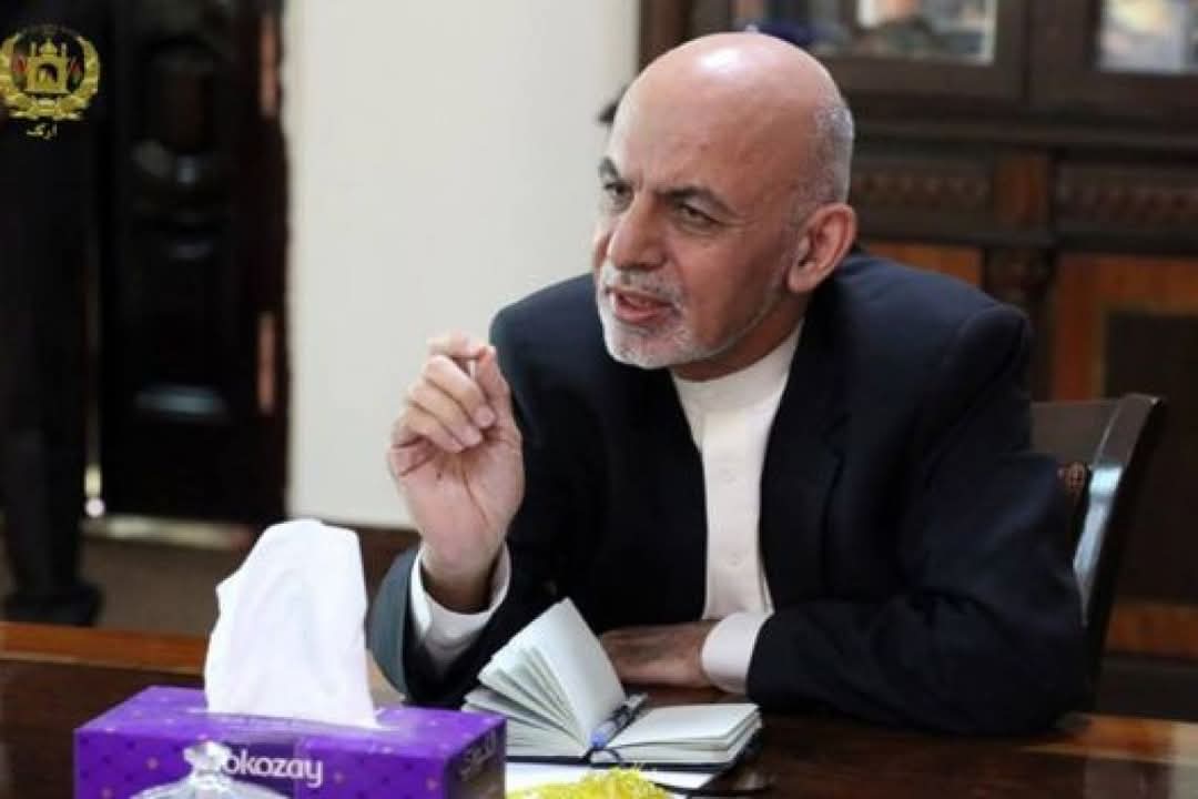 sohailnoorkhan's tweet photo. غلو ویل چې غل وه وتښتيده
خاينينو ویل چې خاين وه وتښتيده
جنګسالارانو ویل چې جنګ يې ونه کړ وتښتيده.
جاسوسانو ویل چې جاسوس وه وتښتيده.
هرچا ورته له هغې زاويې کتل چې خپله په کې ښکېل وو. مګر ولسمشر هيواد له جنګ، جاسوسانو، جنګسالارانو او غلو وژغوره لاړو.
هيواد يې روغ رمټ تسليم کړی دی، هيله ده چې اوس یې ټول په ګډه سره نور هم ودان کړو.
مګر تالبان یې بیا د ورانۍ لوري ته بیایي، خدائ دې دوئ ته هدایت وکړی.
موږ مينه درسره ل��و
ولسمشره!