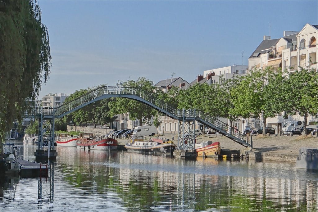 Nantes, entre passé et présent : flânez du Château des ducs de Bretagne à l'Île, admirez la Cathédrale Saint-Pierre-et-Saint-Paul, ou détendez-vous au jardin des plantes. Une ville où modernité et histoire se rencontrent !