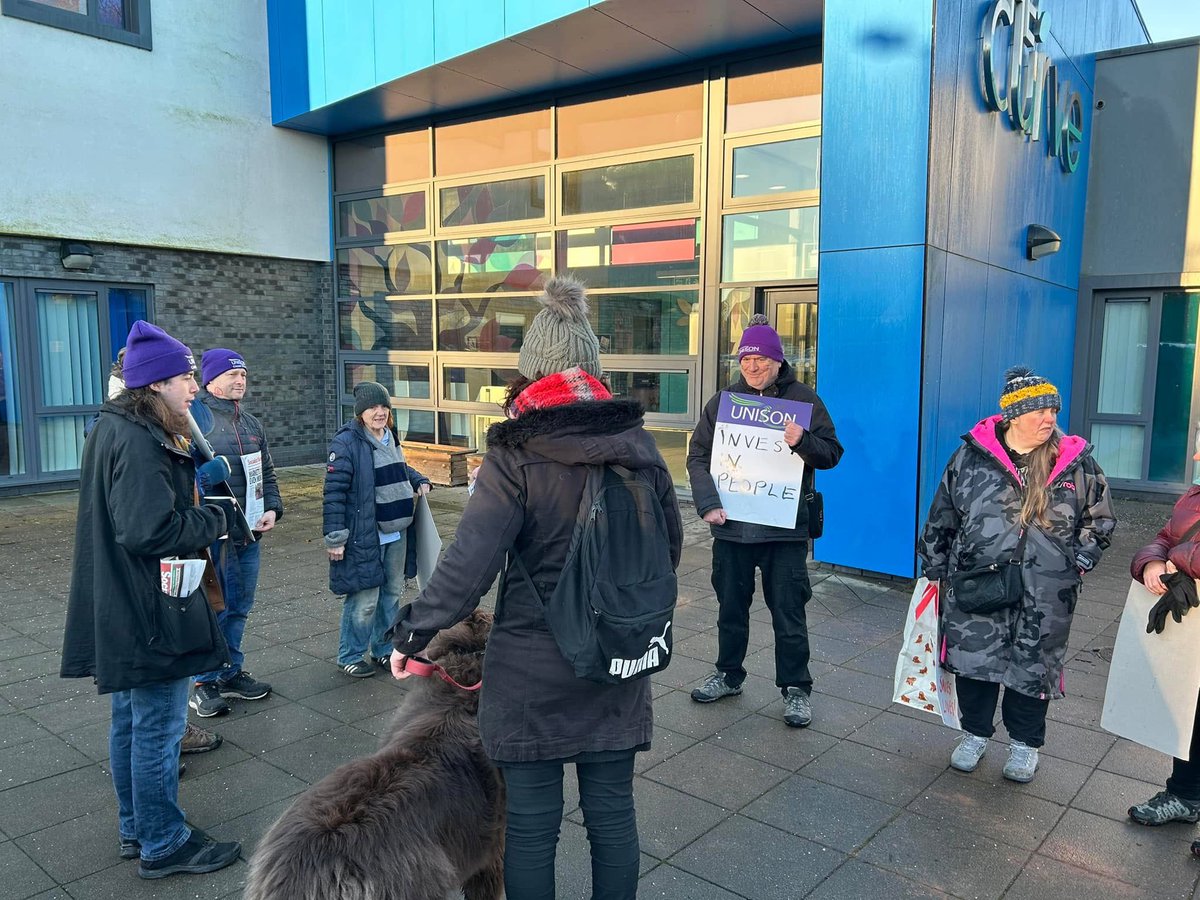 BuryTUC's tweet photo. Lobby of Greater Manchester Mental Health Trust at Prestwich Hospital this morning. @GMMH_NHS 
@Unite_NorthWest and @unison_NCA members have taken several days of strike action to demand better funding for the Early Intervention Service. https://t.co/U1V9fi5KiF