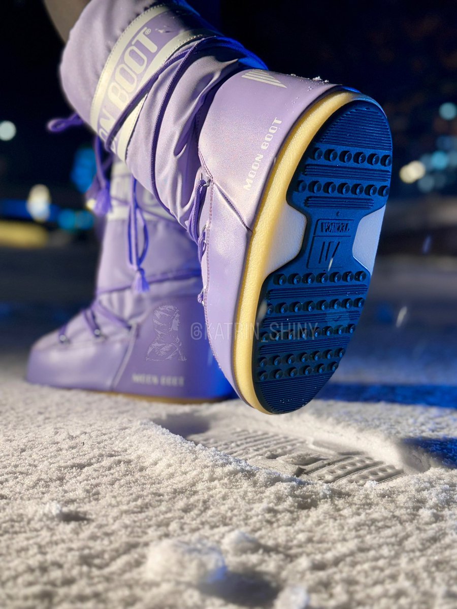 Katrin_Shiny's tweet photo. 🌙 Relaxining walk ❄️ in my Moon boots and Duvetica midi jacket ✨ caught under snow 🌨️ shower with my hood on 🖤 How high do i have to zip her up? ❣️
#snowproof #hoodedgirl #moonboots #duvetica #duveticagirl #girlinmoonboots #allshiny #glanznylon https://t.co/2NgP3D3Wha