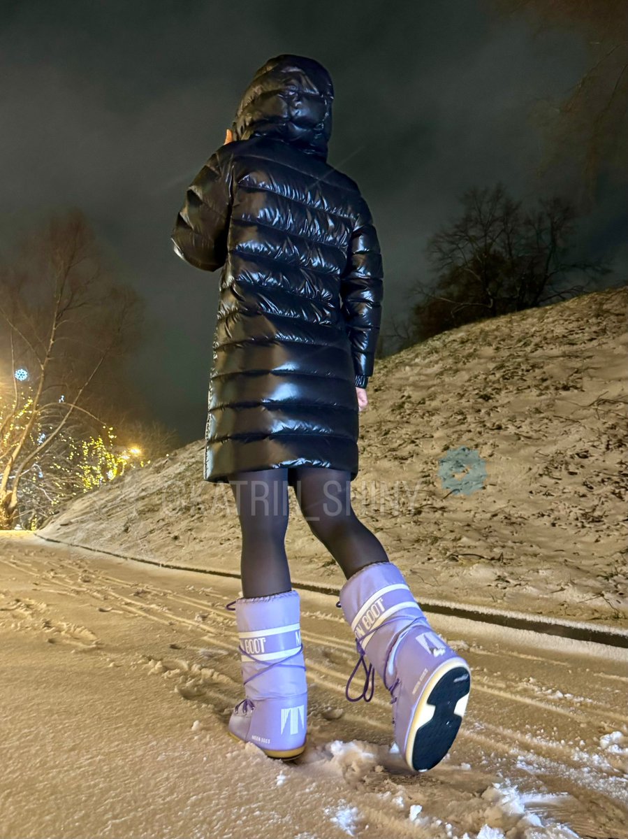Katrin_Shiny's tweet photo. 🌙 Relaxining walk ❄️ in my Moon boots and Duvetica midi jacket ✨ caught under snow 🌨️ shower with my hood on 🖤 How high do i have to zip her up? ❣️
#snowproof #hoodedgirl #moonboots #duvetica #duveticagirl #girlinmoonboots #allshiny #glanznylon https://t.co/2NgP3D3Wha