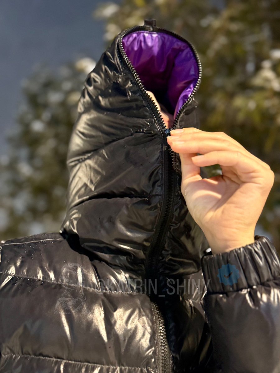 Katrin_Shiny's tweet photo. 🌙 Relaxining walk ❄️ in my Moon boots and Duvetica midi jacket ✨ caught under snow 🌨️ shower with my hood on 🖤 How high do i have to zip her up? ❣️
#snowproof #hoodedgirl #moonboots #duvetica #duveticagirl #girlinmoonboots #allshiny #glanznylon https://t.co/2NgP3D3Wha