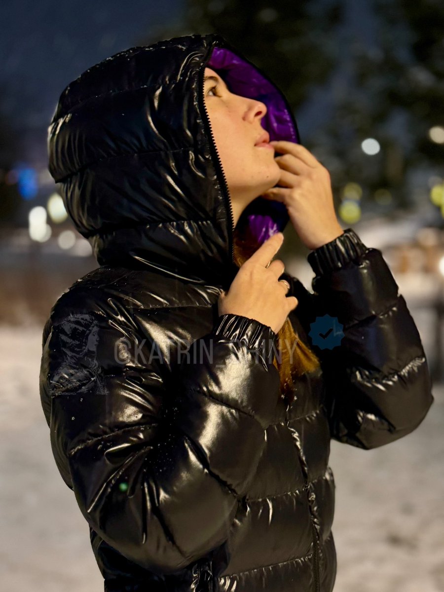 Katrin_Shiny's tweet photo. 🌙 Relaxining walk ❄️ in my Moon boots and Duvetica midi jacket ✨ caught under snow 🌨️ shower with my hood on 🖤 How high do i have to zip her up? ❣️
#snowproof #hoodedgirl #moonboots #duvetica #duveticagirl #girlinmoonboots #allshiny #glanznylon https://t.co/2NgP3D3Wha