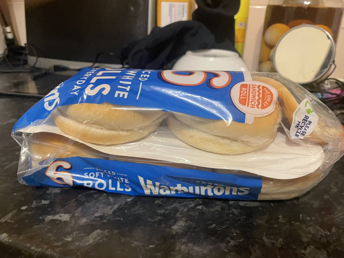 farfallabrown's tweet photo. When @Warburtons can’t even count or have people check for quality? ! https://t.co/TdClgjDryh