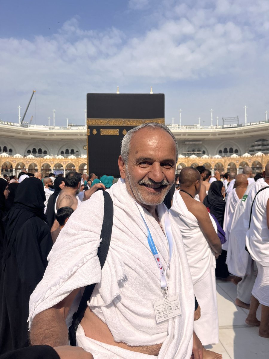 chefkaragul's tweet photo. Bugün Kabe'ye karşı dua ederken annem elimi öptü,ve ben bu dünya da gelebileceğim en yüksek mertebeye bu vesile ile eriştim. Dualarımı kabul edip beni anne babamla Kabe yi nasip eden Rabbime şükürler olsun. https://t.co/MEu5Z6JVss
