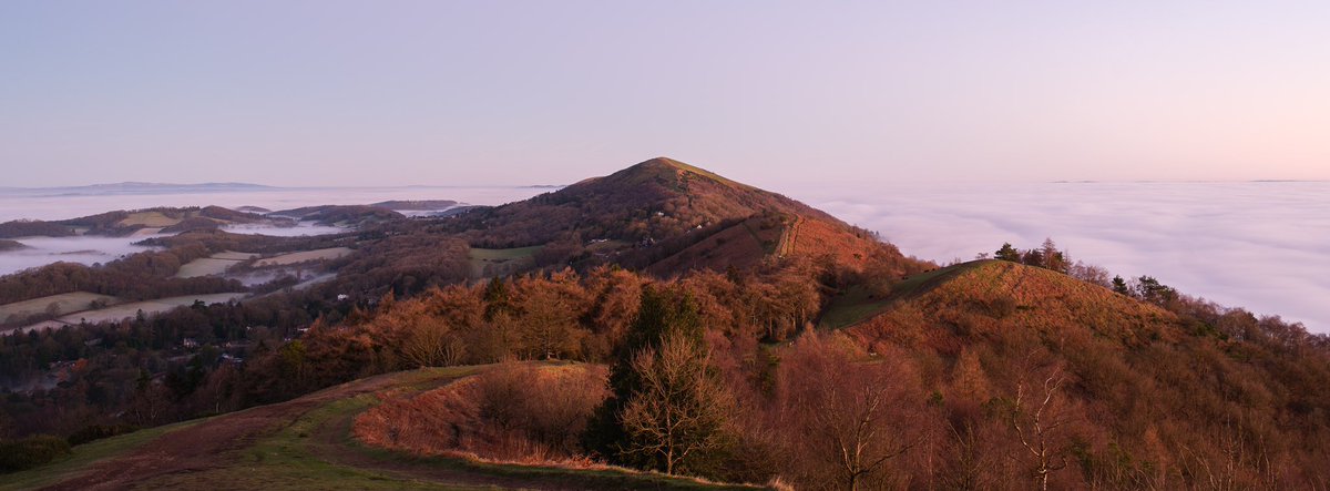 MarkBWorcester's tweet photo. The pre sunrise glow was pretty intense on the #malvernhills this morning. These were the conditions 30 minutes prior to Sunrise. https://t.co/TTcx5N6Q7F