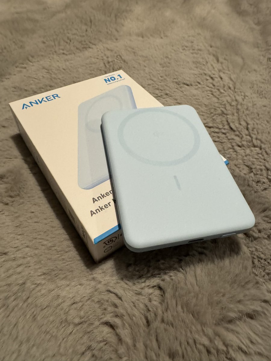 JPEGuin's tweet image. I can’t get over how thin Anker’s new power bank is ???
