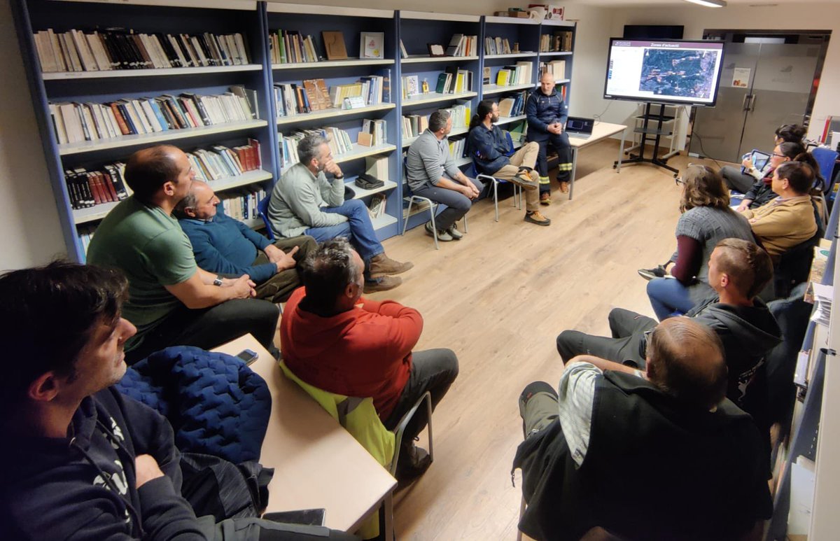 Avui en el marc del #ProjecteRUMIAR hem fet la primera formació a ramaders sobre com reduir el risc d’incendi forestal amb l’ajuda del ramat 🐐 i protocols de seguretat en cas de foc 🔥🌳

#proyectosPRTR #PlanDeRecuperacion <a href="/ramatsdefoc/">Ramats de Foc</a> @paucostaf <a href="/dipta/">Dipta Imanto</a> <a href="/FBiodiversidad/">Fundación Biodiversidad</a>