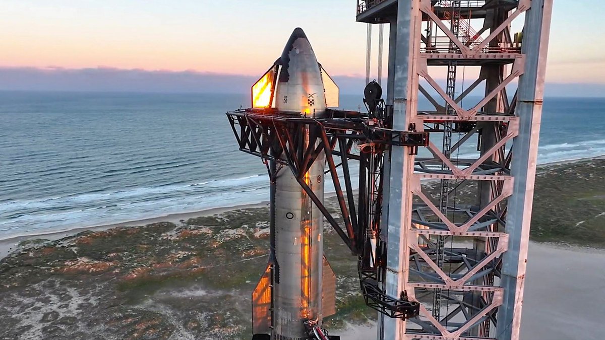 AnthonyLeone's tweet photo. ๐@SpaceX will test new equipment during #Starship's seventh test flight today, aiming to catch the massive rocket booster in the launch pad's chopsticks for a second time.
Learn more in my @MyNews13 story here: https://t.co/58x6AcdIlN #SpaceNews #SpaceCoverage #Space #moon https://t.co/YJQ8aWvIdn