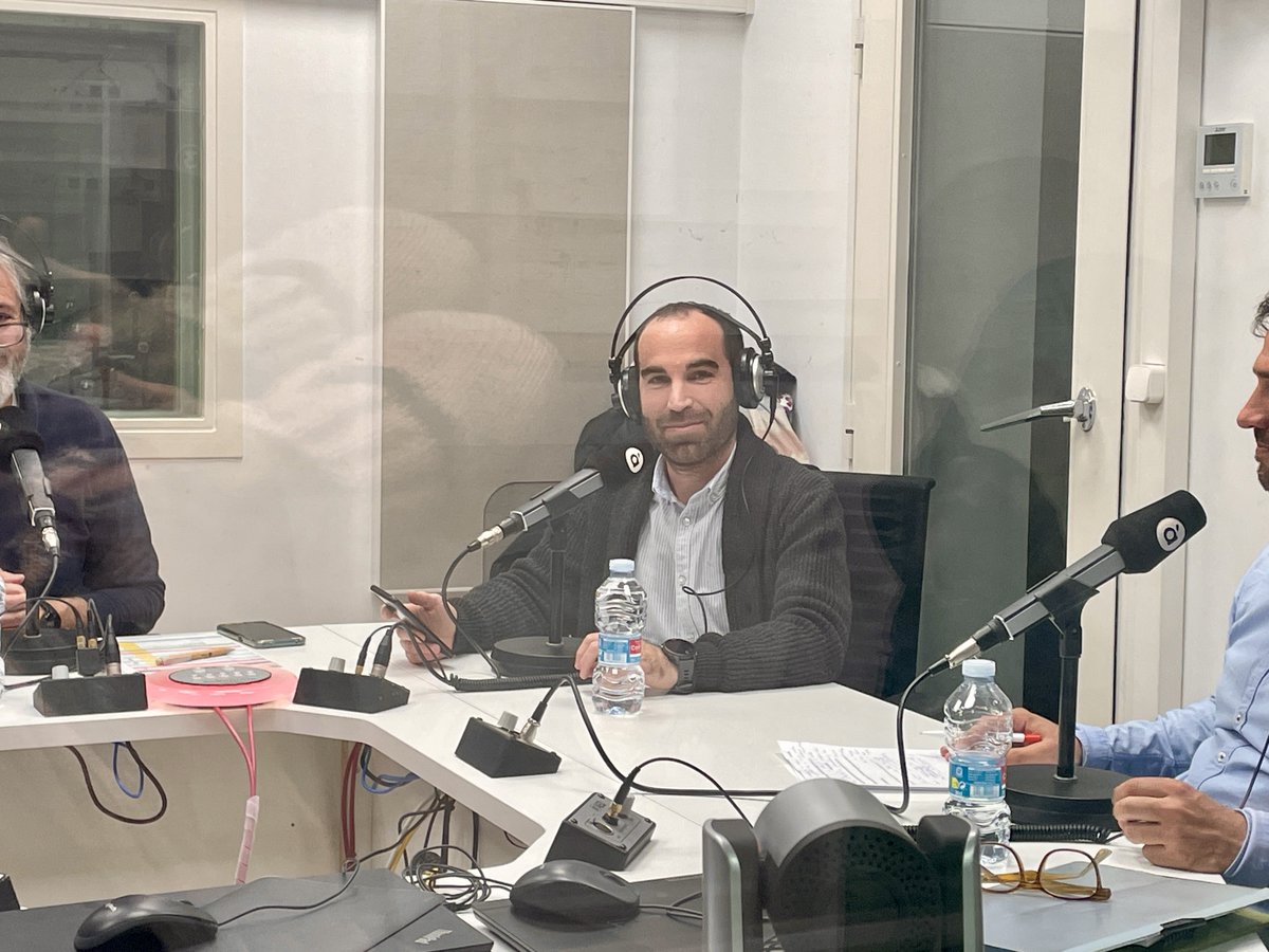 cvalorapunt's tweet photo. Julián @jupeso1 ens presenta Rafa Romero, delegat a l’empresa emergent @IoT_CoSMoS, que ha desenvolupat un sistema format per sensors i dispositius de transmissió que repleguen automàticament totes les dades de l'interior del formigó. https://t.co/ne6IUoDmwR