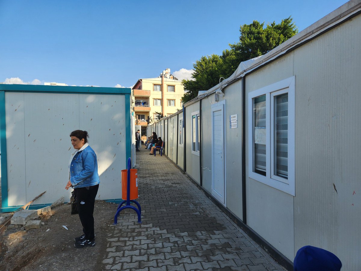 Bu 1 metre arayla birbirine bakan konteyner sokağında depremin 2 yılında 2 Asm yer aliyor. 
Karşısında 4 adet hastane ek hizmet binası mevcut üstelik çoğu odası boş.
Sağlık bakanlığını kamu asm binaları yapmaya ve halkı bu kadar mağdur etmemeye davet ediyoruz.