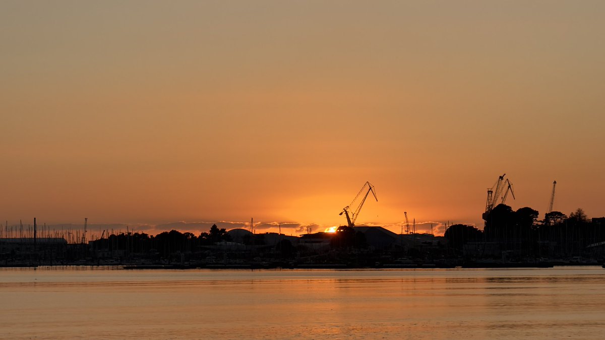 OMICHELLCT's tweet photo. Couché de soleil sur la rade de #brest https://t.co/7uZ0muKjgU