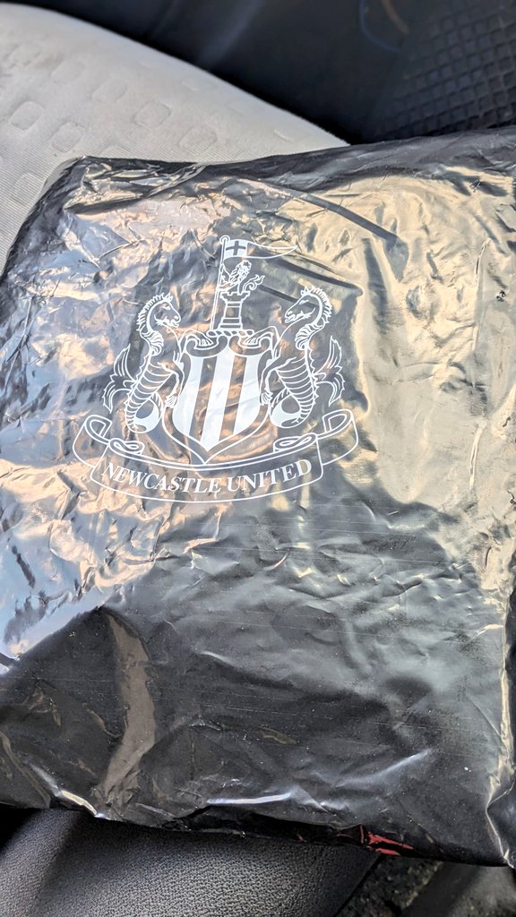 Something arrived from <a href="/NUFC/">Newcastle United</a> today 😁

Any guesses?

#retrokit #football #jersey #cultkits #90sfootball #bestkit