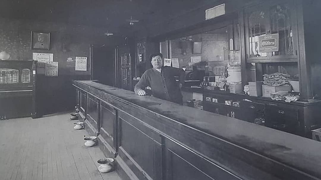 wdet's tweet photo. What’s the oldest bar in Detroit? In the latest episode of CuriosiD, bar historian Mickey Lyons joins WDET’s @HooperRadio on a cold (and boozy) quest to find out: https://t.co/YOyenKvMGQ 🍻 https://t.co/8Pg455a4OY