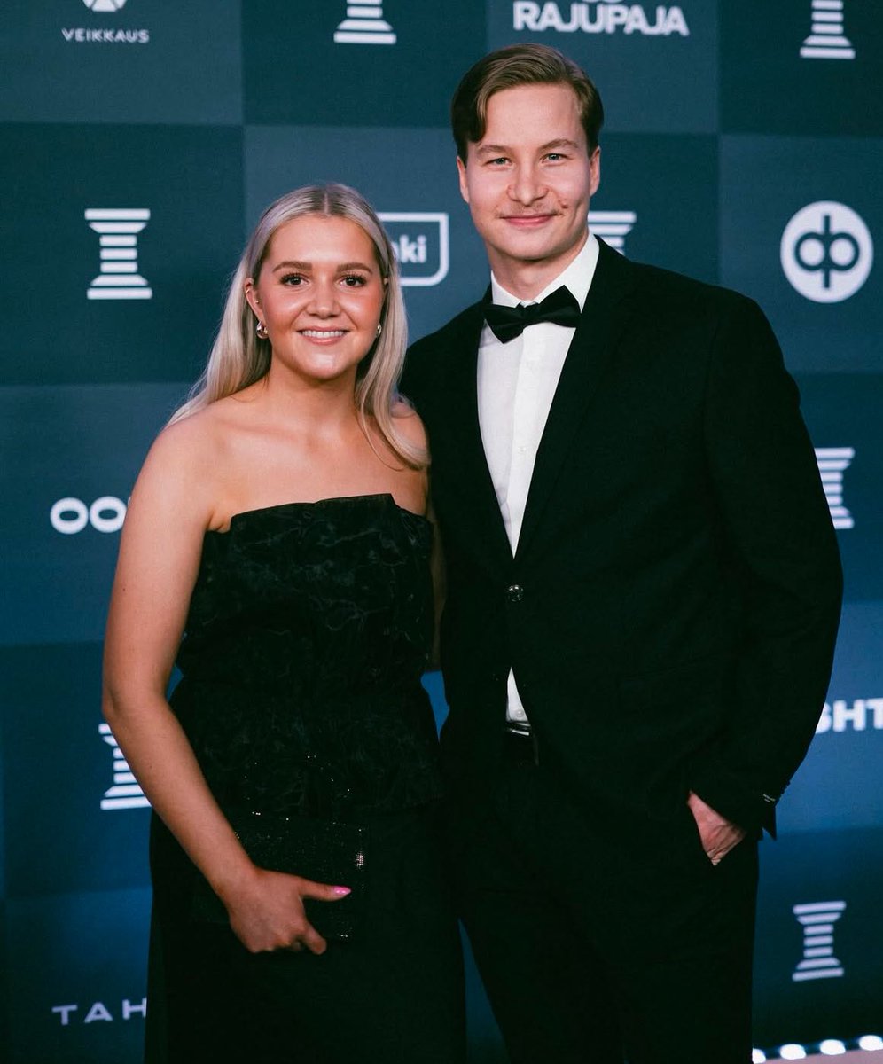 Leena Sulonen (@lsulonen) on Twitter photo Hieno salibandyn finaali Malmössä (olin paikalla) upeat pelaajat ja hieno tunnustus olla ehdolla <a href="/urheilugaala/">Urheilugaala</a>. Mutta herrat Kainulainen ja Kohonen ei pahalla, vaan täti saa opastaa: kädet pois taskusta, kun olette estradilla ja kuvausseinän edessä! Hieno salibandyn finaali Malmössä (olin paikalla) upeat pelaajat ja hieno tunnustus olla ehdolla <a href="/urheilugaala/">Urheilugaala</a>. Mutta herrat Kainulainen ja Kohonen ei pahalla, vaan täti saa opastaa: kädet pois taskusta, kun olette estradilla ja kuvausseinän edessä!