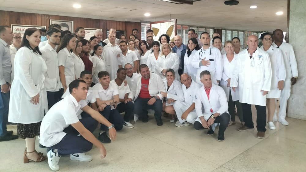CNCTVGranma's tweet photo. Hasta el Hospital General Docente "Abel Santamaría" llegó el presidente cubano @DiazCanelB y @DrRobertoMOjeda para intercambiar con su personal. Alli se reconoció el esfuerzo y se reflexionób sobre inquietudes de la población y como solucionarlas.
#YoSigoAMiPresidente https://t.co/ZQOJTeDoiO