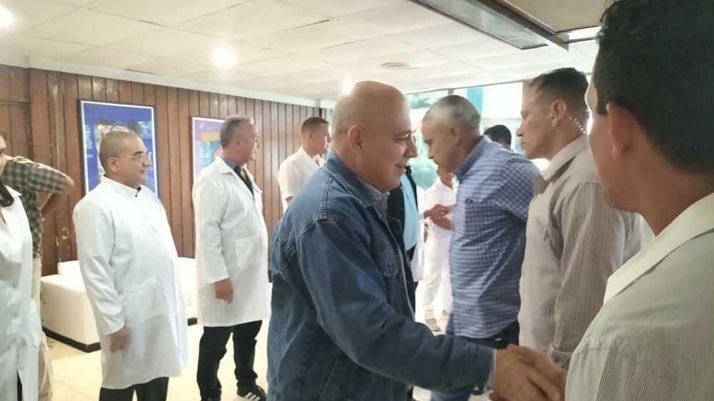 CNCTVGranma's tweet photo. Hasta el Hospital General Docente "Abel Santamaría" llegó el presidente cubano @DiazCanelB y @DrRobertoMOjeda para intercambiar con su personal. Alli se reconoció el esfuerzo y se reflexionób sobre inquietudes de la población y como solucionarlas.
#YoSigoAMiPresidente https://t.co/ZQOJTeDoiO