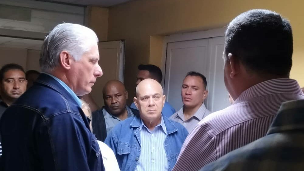 CNCTVGranma's tweet photo. Hasta el Hospital General Docente "Abel Santamaría" llegó el presidente cubano @DiazCanelB y @DrRobertoMOjeda para intercambiar con su personal. Alli se reconoció el esfuerzo y se reflexionób sobre inquietudes de la población y como solucionarlas.
#YoSigoAMiPresidente https://t.co/ZQOJTeDoiO