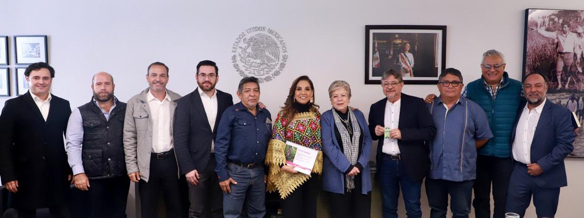 La secretaria de #MedioAmbiente, <a href="/aliciabarcena/">Alicia Bárcena</a>, recibió a la gobernadora de Quintana Roo, <a href="/MaraLezama/">Mara Lezama</a>, y a chicleros de <a href="/ChiczaMexico/">Chicza México</a>, para dialogar sobre la industria chiclera, una actividad productiva ancestral que se desarrolla a partir del árbol del chicozapote con un