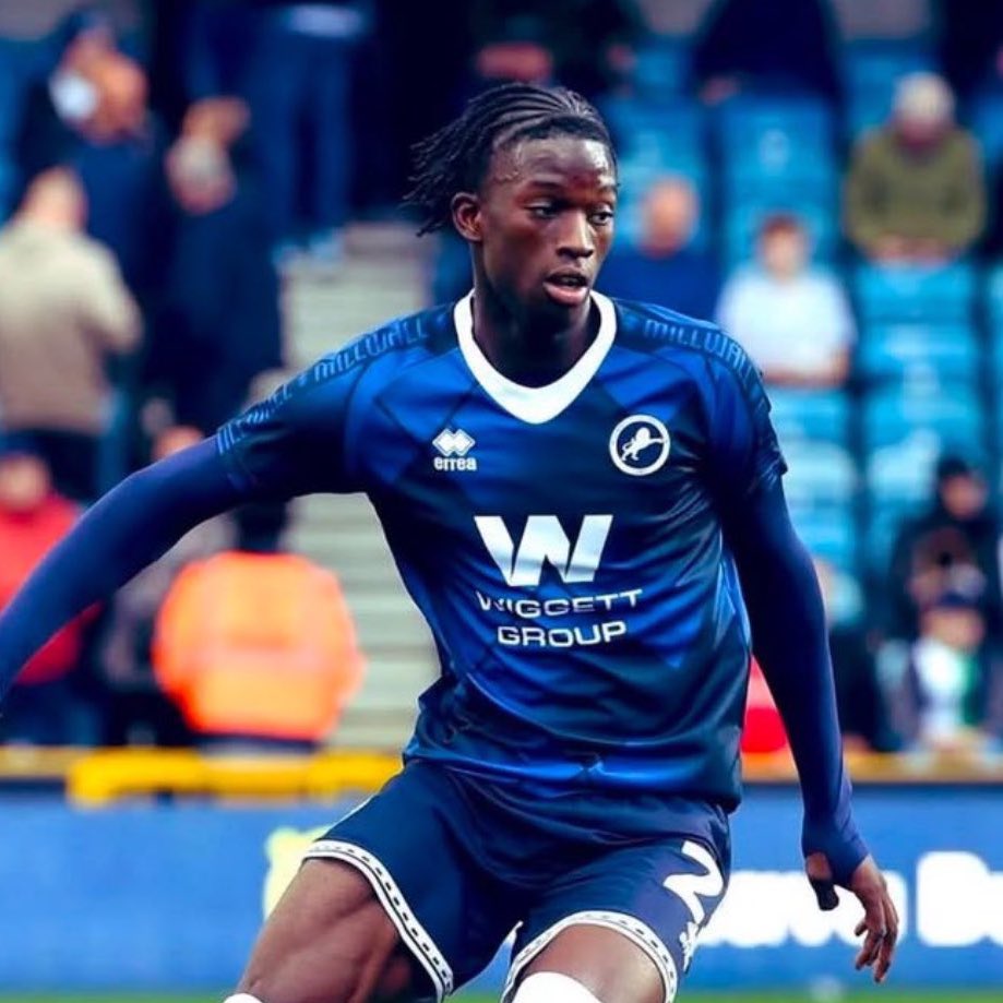 FabrizioRomano's tweet photo. 🔵🔴🦅 Romain Esse to Crystal Palace, here we go and story confirmed!

Deal in place with Milwall and player side after talks revealed two weeks ago, now all set for contract signing.

It will happen after medical on Friday with #CPFC, all ready. ✍🏻 https://t.co/0nb1spclQ0