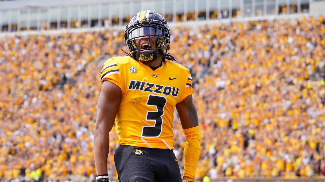 #AGTG I'm blessed to receive my 9th offer from University of Missouri ⚫️🟡

<a href="/coachbrianearly/">Brian Early</a>
<a href="/CoachNine7/">Trey Bryant</a>
<a href="/B_Lew_95/">Bryson Lewis</a>
<a href="/BERKNERFOOTBALL/">BERKNER FOOTBALL</a>