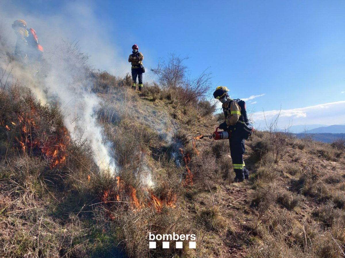 bomberscat's tweet photo. Avui, #GRAF #EPAF i #bomberscat de la #RELleida també hem fet una crema prescrita #rxfire a la vall de Manyanet, a les Esglésies, amb l’objectiu de prevenir incendis, protegir la interfase urbana i millorar els hàbitats naturals i les zones de pastures. https://t.co/IAHGusuFe2