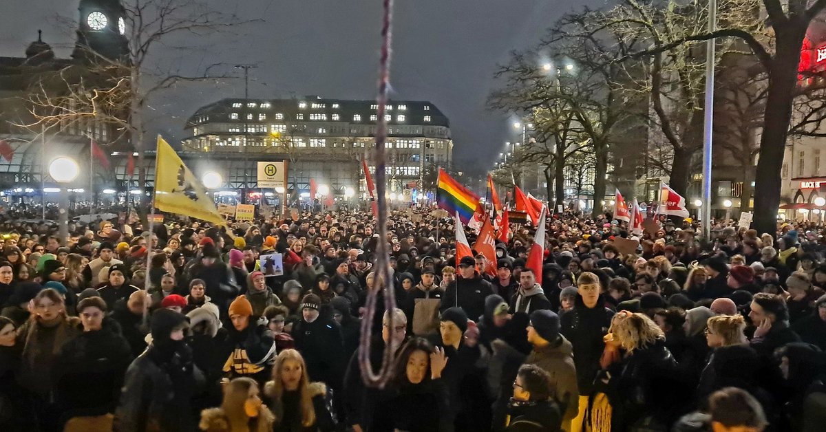 👏 Hamburg bleibt stabil. Mehr als 17.000 Menschen protestieren gegen den Auftritt von Faschistin Alice Weidel. Lasst uns sowas in allen Städten starten, wo die AfD ihre Hetze verbreiten will.

(Foto: @hamburgerbuendnisgegenrechts)