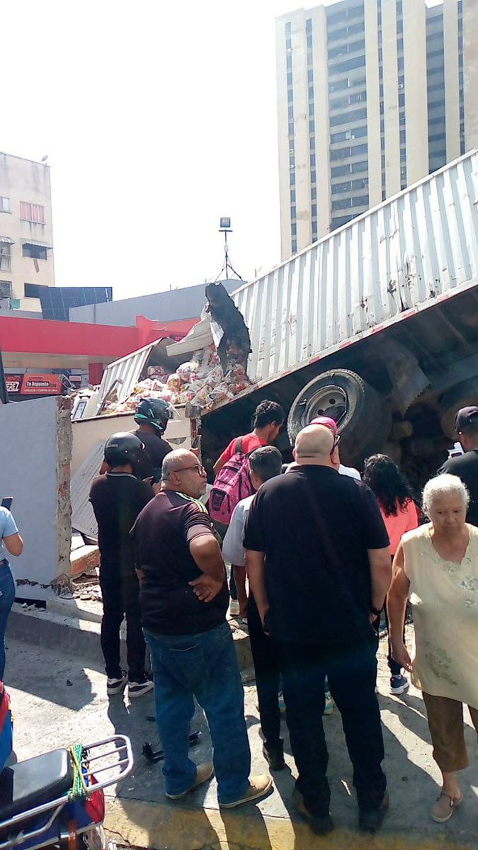 FMCENTER's tweet photo. Fuerte accidente bajando en la Av. Ppal de Maripérez a la altura de la Estación de servicio. Se presume que la gandola perdió los frenos impactando con varios vehículos y motorizados.

En el lugar ya se encuentran las autoridades y paramédicos atendiendo a los lesionados.
Noticia en desarrollo. 02:40p.m #TrafficCenter