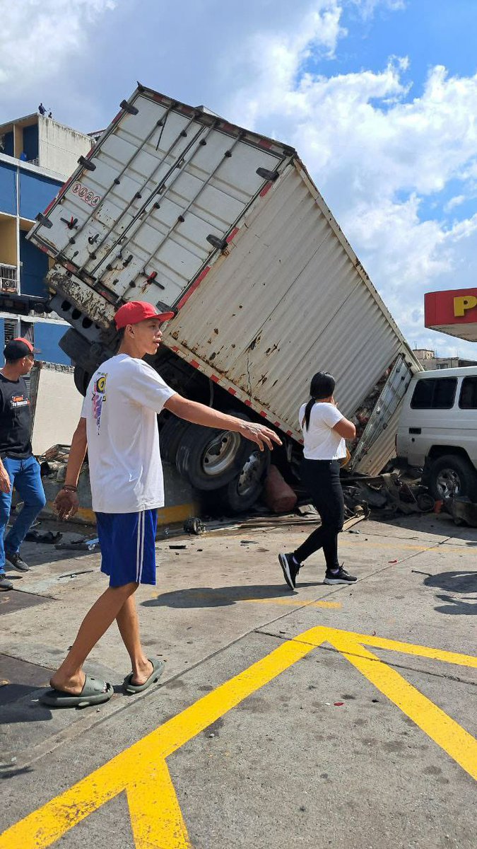 FMCENTER's tweet photo. Fuerte accidente bajando en la Av. Ppal de Maripérez a la altura de la Estación de servicio. Se presume que la gandola perdió los frenos impactando con varios vehículos y motorizados.

En el lugar ya se encuentran las autoridades y paramédicos atendiendo a los lesionados.
Noticia en desarrollo. 02:40p.m #TrafficCenter