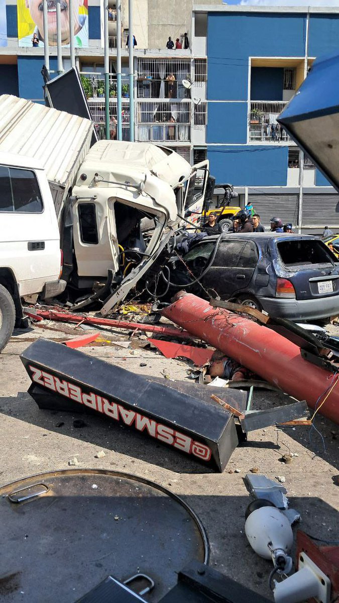 FMCENTER's tweet photo. Fuerte accidente bajando en la Av. Ppal de Maripérez a la altura de la Estación de servicio. Se presume que la gandola perdió los frenos impactando con varios vehículos y motorizados.

En el lugar ya se encuentran las autoridades y paramédicos atendiendo a los lesionados.
Noticia en desarrollo. 02:40p.m #TrafficCenter