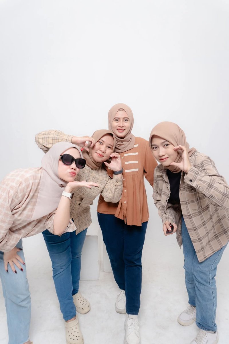 Mindblowsis_'s tweet photo. Mau bacolin yang mana?

#kontolin #bestie https://t.co/4LAbrxJD5O