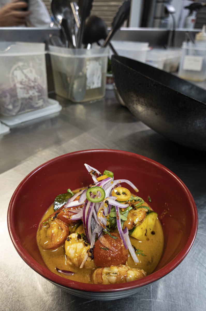 De vez en cuando apetece volver a meterse un curry rojo de gambones entre pecho y espalda. También hay versión vegetariana, con verduras y sin gambones, por cierto. 
Lo hacemos al momento, todo lo preparamos nosotros y sale humeante. 
💥En Vallehermoso y en Noviciado💥