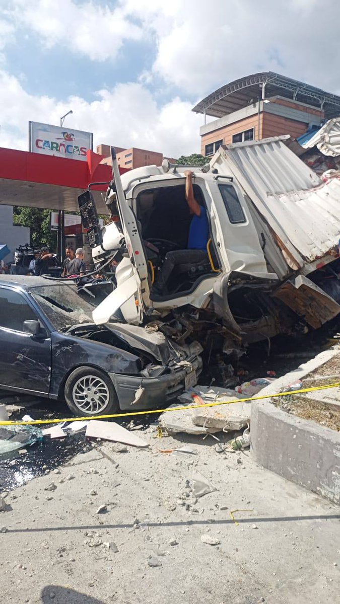 Birrilly's tweet photo. (((APARATOSO))) #Caracas En la Av principal de #Mariperez camión presentó desperfecto mecánico y se estrelló contra la E/S y contra otros vehículos, autoridades en el sitio #EnDesarrollo @ReporteYa @traficovv @albertoprato02 @ultimahoraenx @UHN_Plus @AlexaGomezDos @AlbertoRodNews https://t.co/mnLXnQJkHw