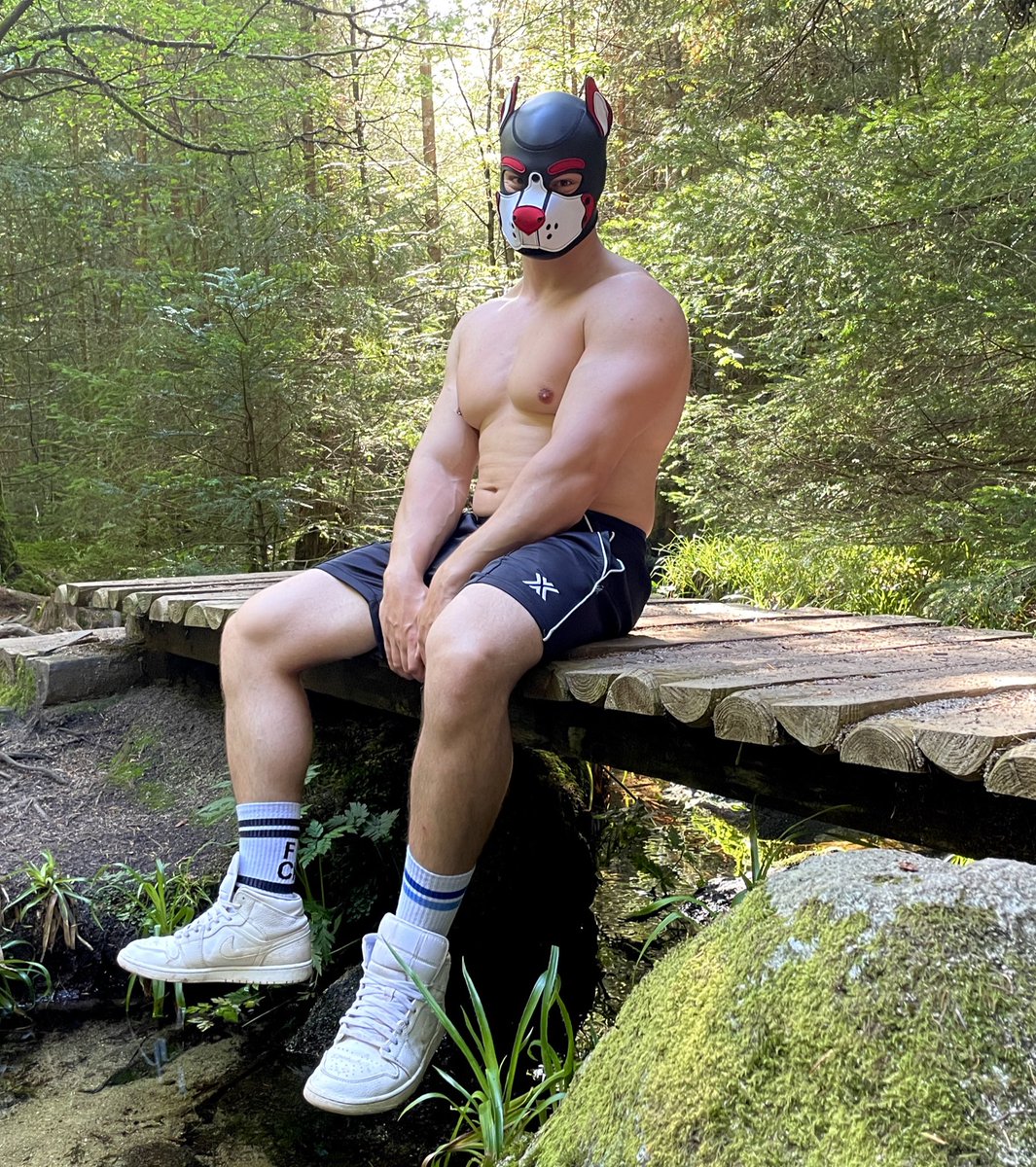 Nature is piece 😌
#musclepup #puppyplay #puppyhood #muscle #wanderlust #nature #outdoor #men #sports #sneaker #himbo #legs