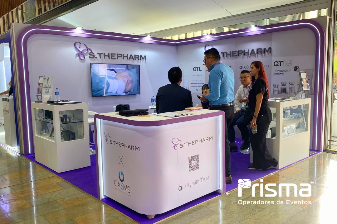 Resaltamos lo mejor de tu marca y generamos espacios memorables con el diseño y producción de stands de alta calidad ¡Cotiza hoy y transforma tu espacio! 
#stand #standmedellin #PrismaMontajes #montajesmedellin #Medellín #StandsProfesionales #mobiliario #tapeteria #panelería