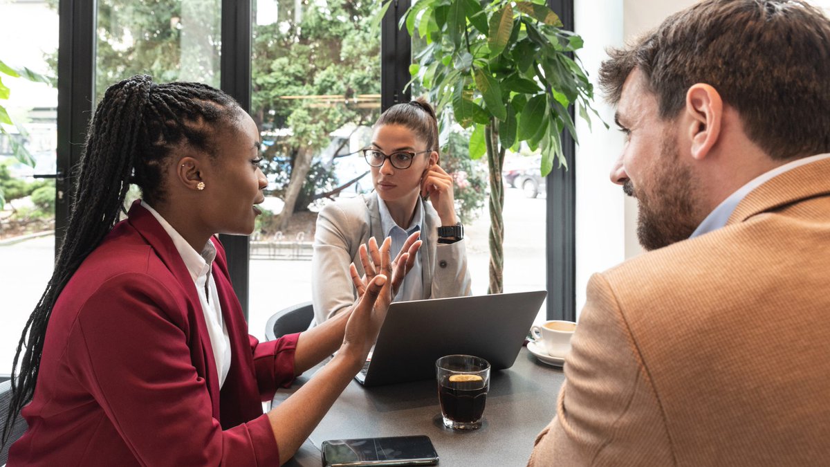 This year, prioritize safer workplaces! FREE #SaferSpaces Training for #tourism &amp; #hospitality employers. Build a safe, resilient work culture FREE from discrimination &amp; harassment. Register today: link.go2hr.ca/3C6THXv

Make Safer Spaces your New Year's resolution! #BCTourism