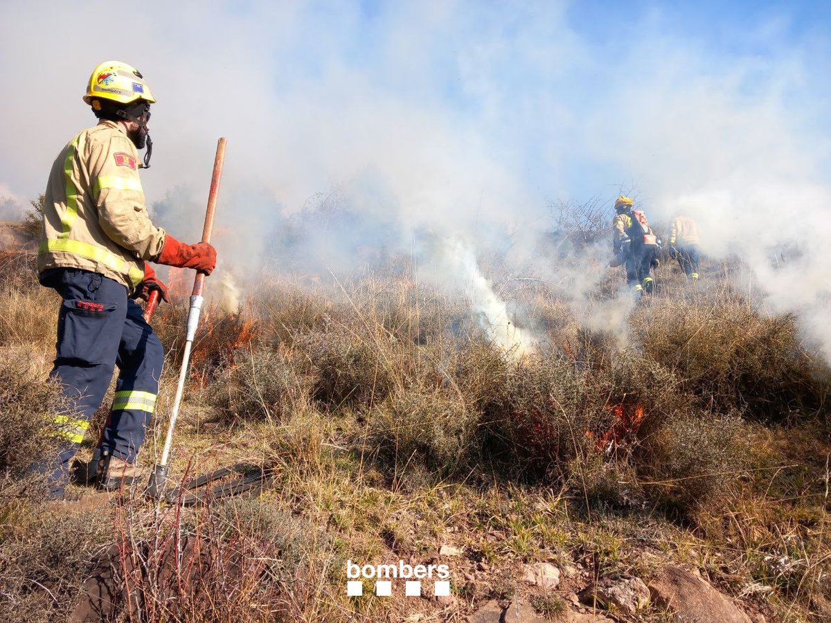bomberscat's tweet photo. Avui, #GRAF #EPAF i #bomberscat de la #RELleida també hem fet una crema prescrita #rxfire a la vall de Manyanet, a les Esglésies, amb l’objectiu de prevenir incendis, protegir la interfase urbana i millorar els hàbitats naturals i les zones de pastures. https://t.co/IAHGusuFe2