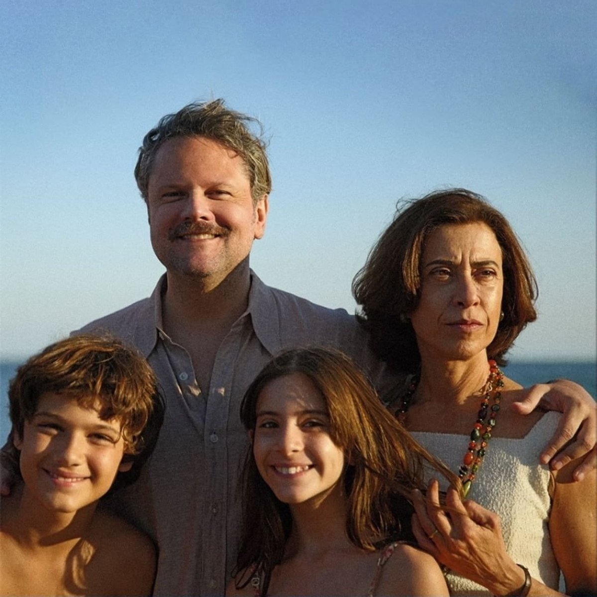 O jornal New York Times publicou, nesta quinta-feira (16), sua crítica especializada sobre o filme "Ainda Estou Aqui". 🗞️

A matéria afirma que a produção brasileira é "linda e devastadora" e descreve atuação de Fernanda Torres como "magnética" e "impressionante".