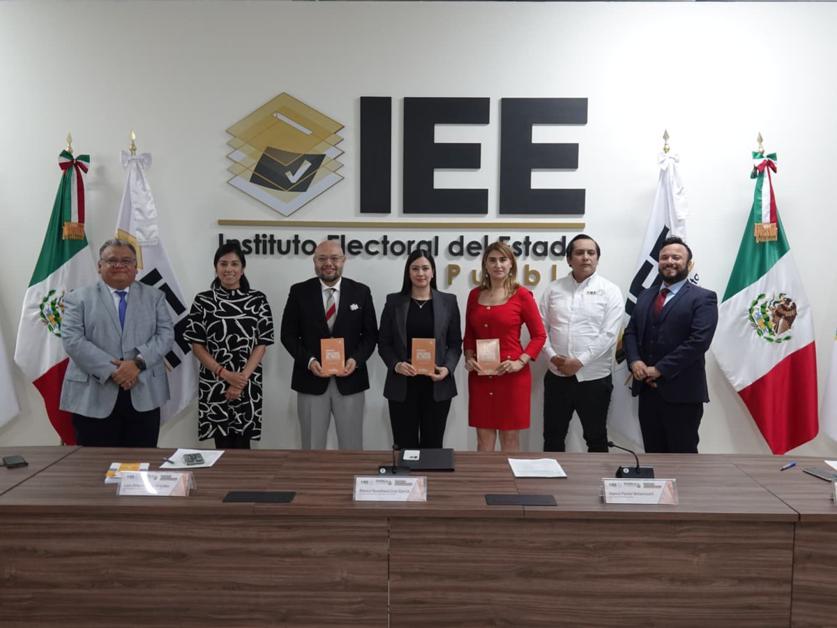 trielecpue's tweet photo. #SGA y #Ponencias del TEEP asistieron a la presentación del libro 🖊📙 "Curso Básico de Teoría General de Proceso" del Dr. Luis Octavio Vado (@lovadograjales).

Agradecemos al @Puebla_IEE por crear este espacio de reflexión. 👏🏻 https://t.co/1TtnVIegT5