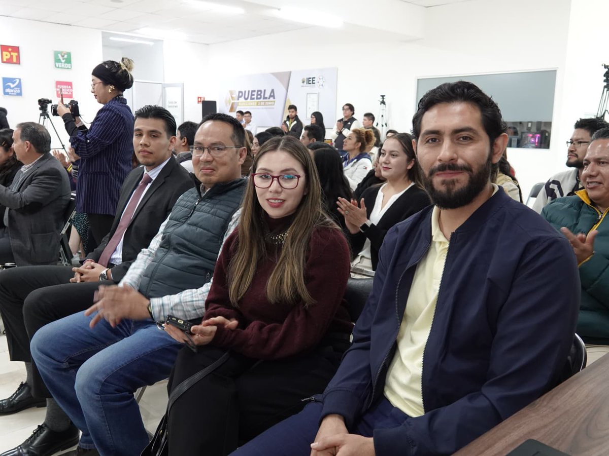 trielecpue's tweet photo. #SGA y #Ponencias del TEEP asistieron a la presentación del libro 🖊📙 "Curso Básico de Teoría General de Proceso" del Dr. Luis Octavio Vado (@lovadograjales).

Agradecemos al @Puebla_IEE por crear este espacio de reflexión. 👏🏻 https://t.co/1TtnVIegT5