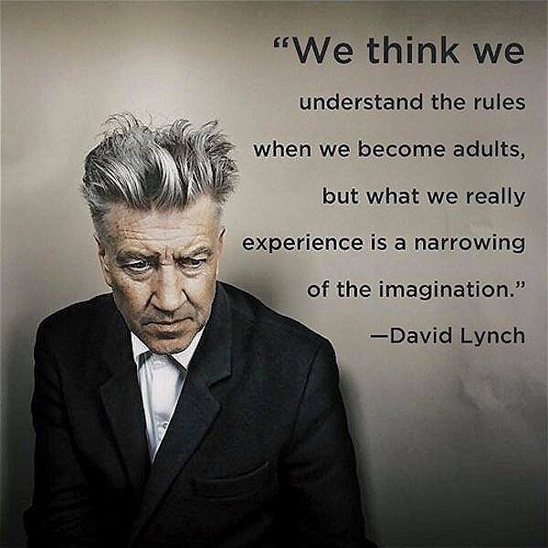 literlandweb1's tweet photo. Ha fallecido #DavidLynch, el artista que creó un mundo personal repleto de misterio y fantasía. Volveremos a #twinpeaks en tu honor. 
"Creemos que entendemos las reglas cuando nos hacemos adultos, pero lo que en realidad vivimos es un acortamiento de la imaginación. Me parecía que el mundo era total y absolutamente fantástico de niño".