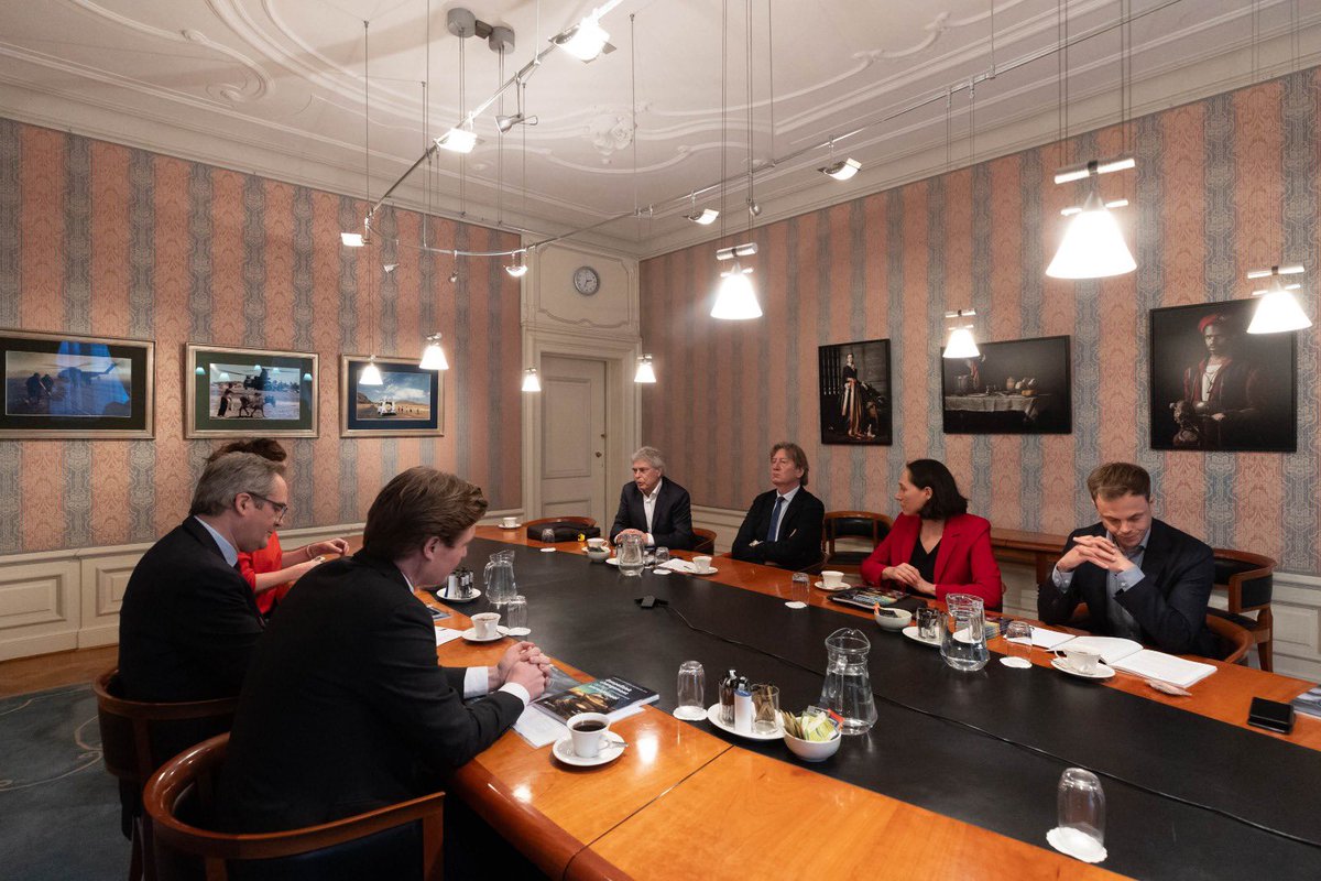Als Defensie moeten we de geopolitieke turbulentie en stapeling van dreigingen goed doorgronden.

De strategische monitors van HCSS en Clingendael zijn hiervoor waardevolle instrumenten.

Hiermee kunnen we internationaal effectiever opereren. Dank voor het doorwrochte werk! ⤵️