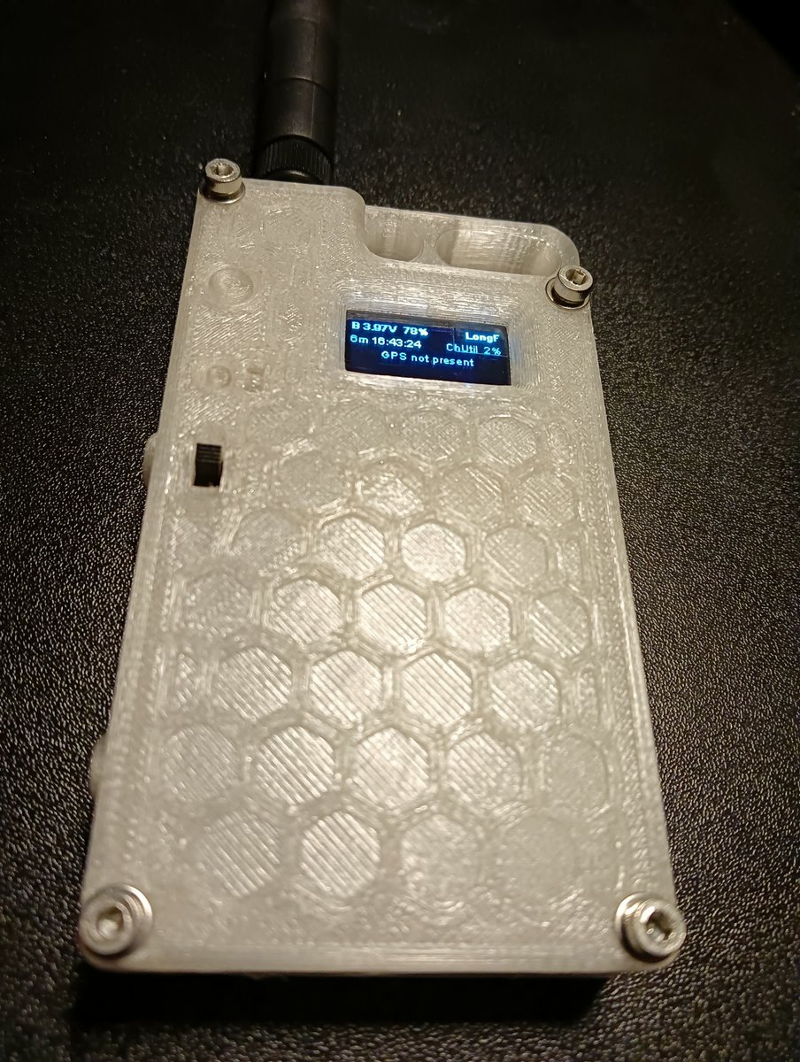 Nodo Meshtastic portátil terminado, a por el nodo fijo autónomo.

#meshtastic #iot #lora32 #heltec #868mhz #radioaficionados #hamradio #lora #heltecv3 #radioaficion #radioamateur #aprs